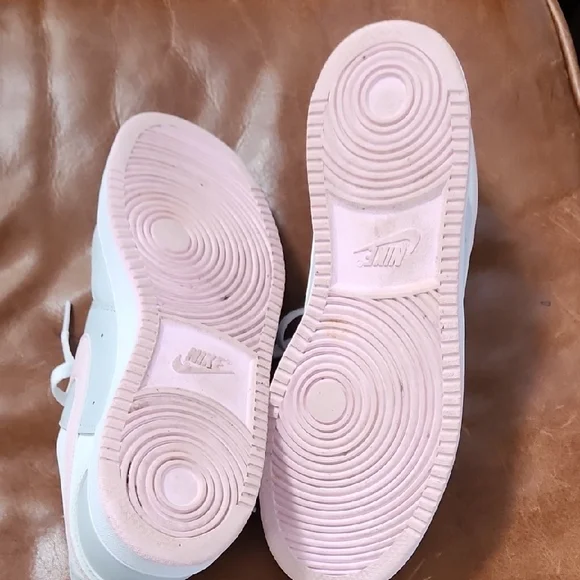 Nike Women's Sneakers in Gray and Pink - Picture 4 of 9